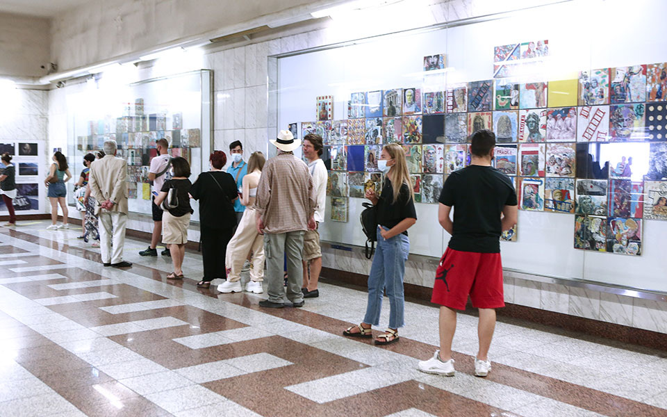 Long queues forming at Syntagma for free rapid test