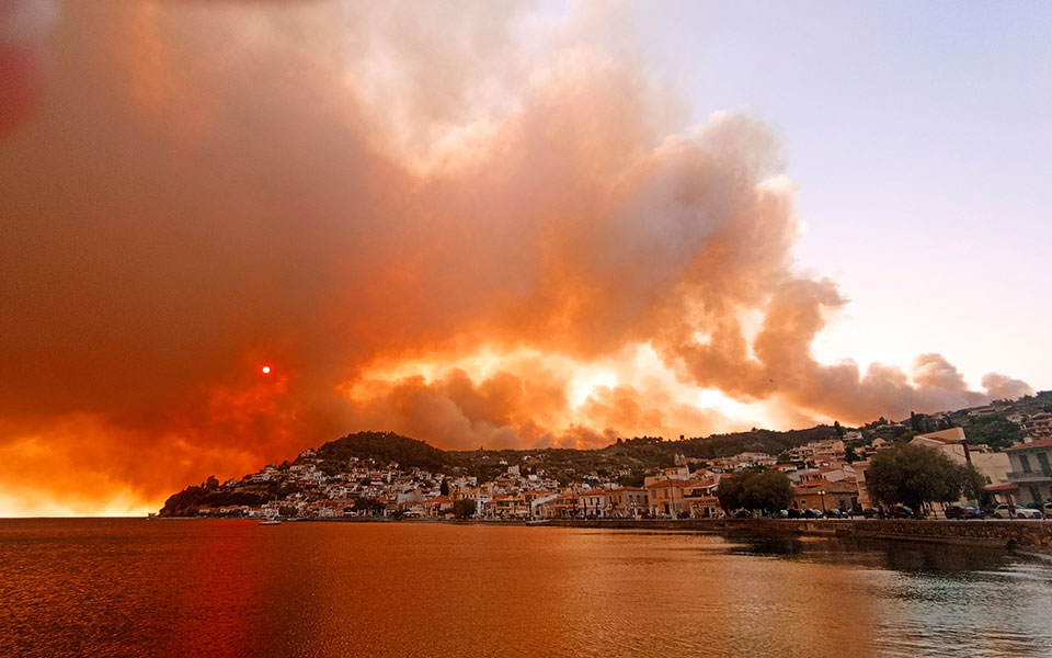 Six villages evacuated in Evia as fire burns through forest