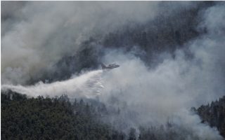 Wildfire abates but hundreds of firefighters battle on