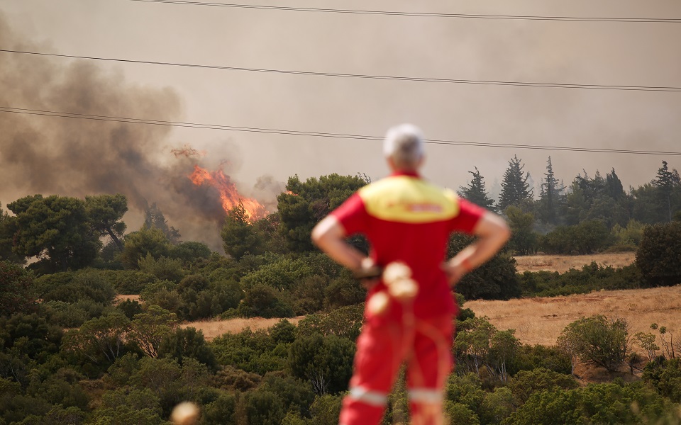 Power supply to eastern Athens at risk from blaze
