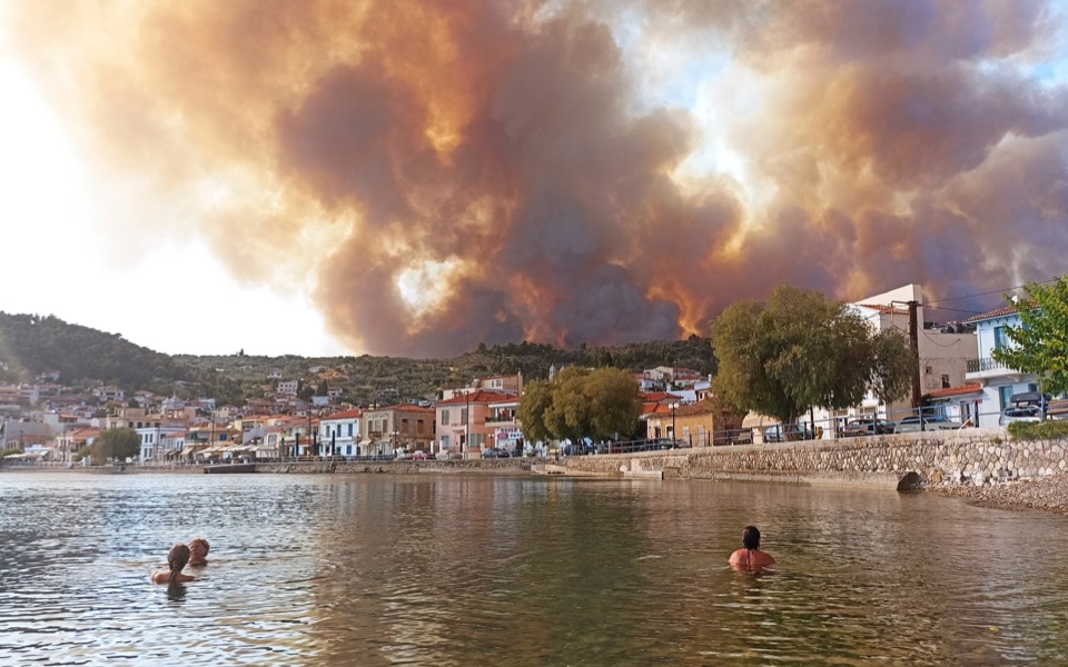 More villages evacuated in Evia, where fire encircles monastery