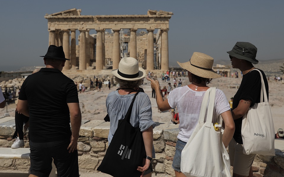 Greek tourism achieves gov’t target for this year