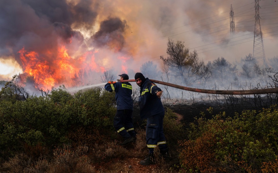 Wildfire engulfs houses in suburbs of Athens