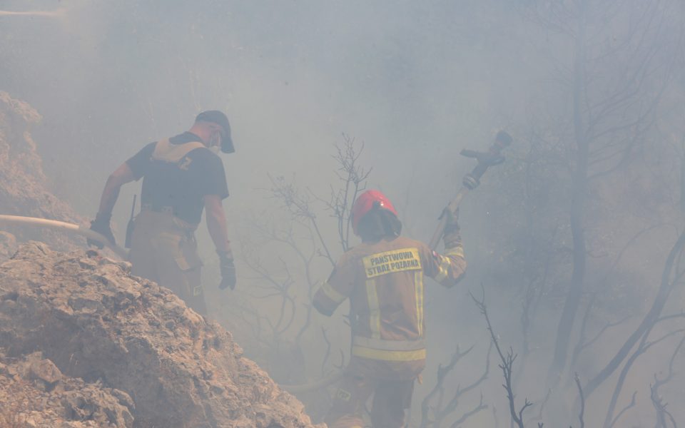 Firefighters rushing to contain flareups outside Athens