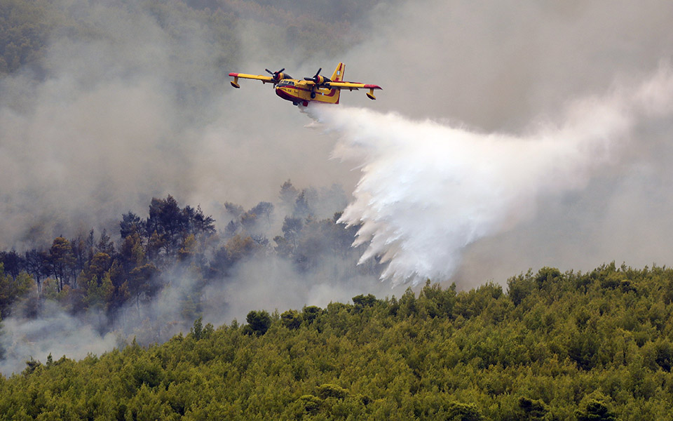 Firefighters tackle wildfire on Geraneia mountains