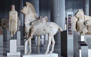 Acropolis Museum organizing special tours for refugees, migrants