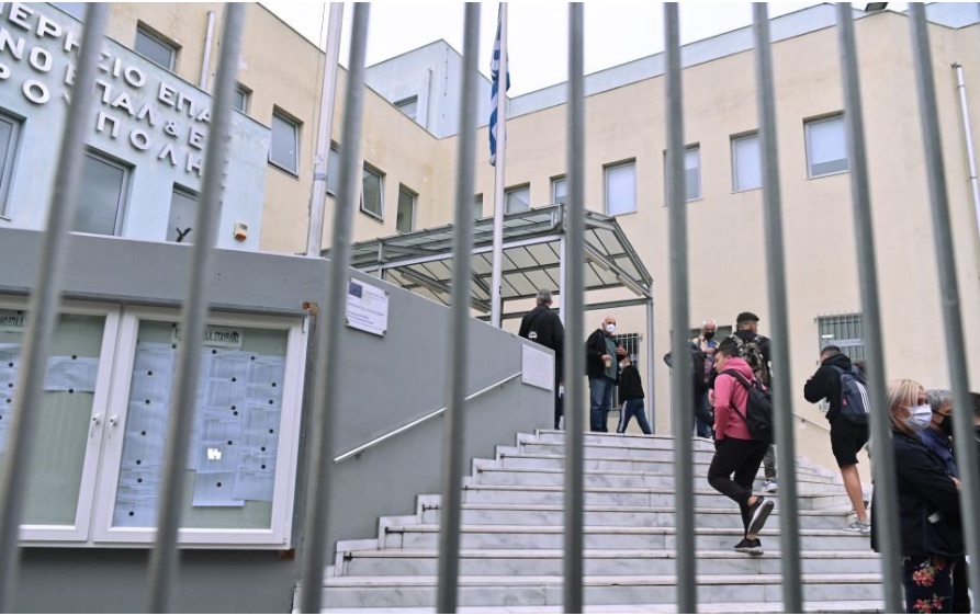 Quiet day at Thessaloniki school as police circles block