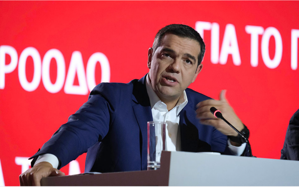 Tsipras accuses gov’t of abandoning pandemic containment effort