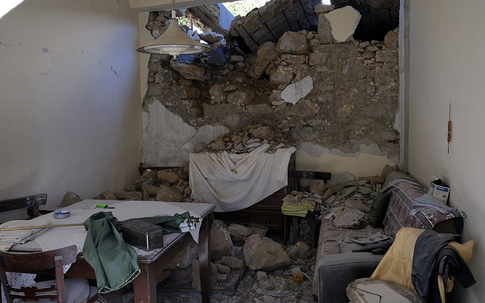 New quake rocks uneasy residents of Iraklio on Crete