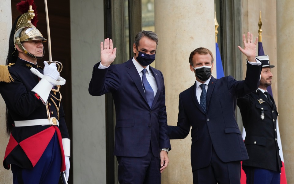 Mitsotakis travelling to Paris to meet Macron