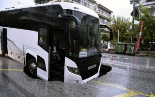 Bus falls into sinkhole in Thessaloniki