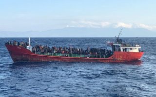 Crete: Crippled ship with 400 migrants heads for safe port