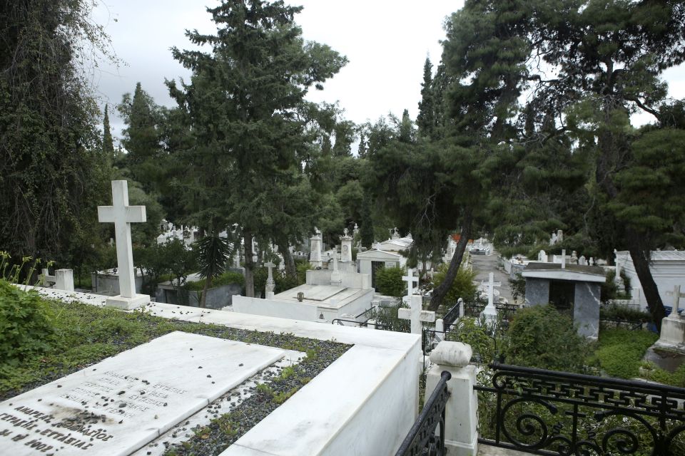 Court clears gravediggers of insulting the dead