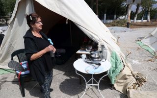 Mobile housing units reach quake-stricken Cretans