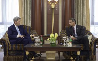 Mitsotakis meets with Kerry in Riyadh