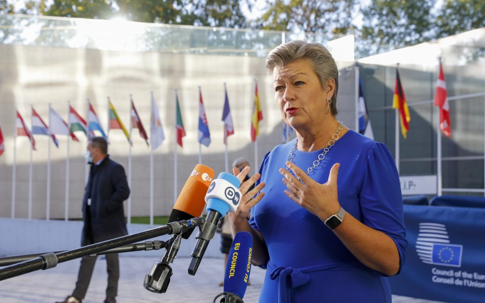 EU Commissioner criticizes Greece over migrant deportations