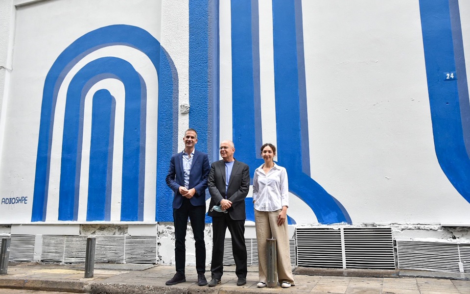 Israeli artist inspired by waves, flag colors for Athens mural