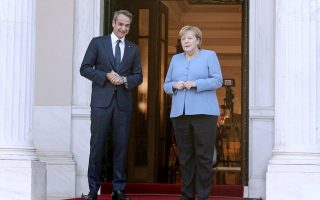 Mitsotakis, Merkel meet at Maximos Mansion