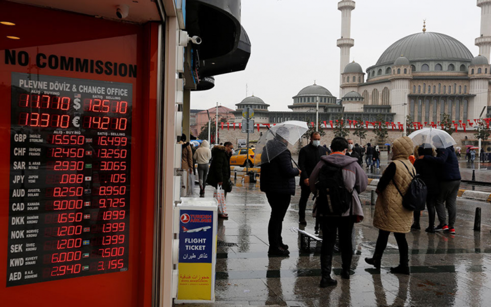 Lira collapse leaves Turks bewildered