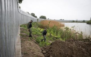 Gov’t to extend border wall to stop migrants, wants EU help