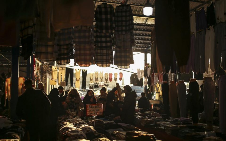 Bulgarian shoppers find bargains in Turkey as lira struggles