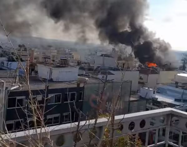 Apartment block blaze in Athens suburb