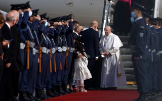pope-francis-arrives-in-athens