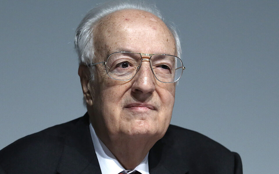 Former president Sartzetakis hospitalized in ICU with pneumonia