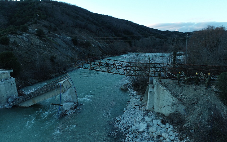 Army helps rebuild Epirus bridge wiped out in storm