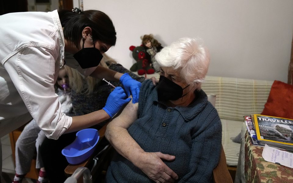 Greece to fine unvaccinated senior citizens as of Monday