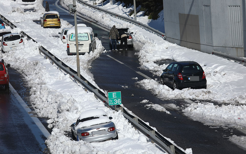 Attiki Odos sees compensation for 3,500 snowbound motorists