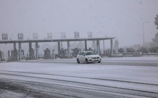Snow causes traffic disruption along Athens-Lamia motorway