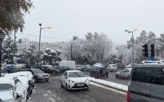 Motorists urged to use snow chains in central Athens