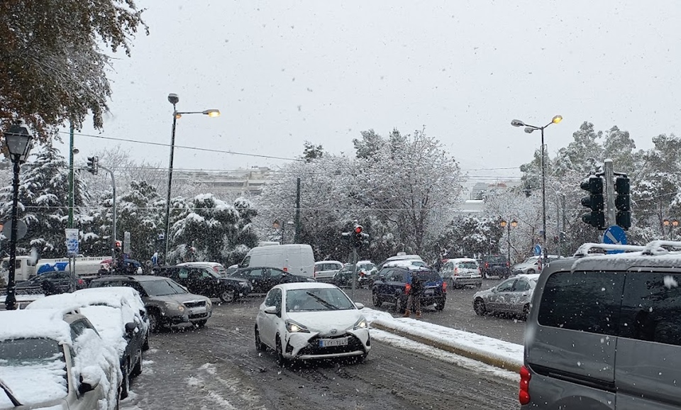 Motorists urged to use snow chains in central Athens