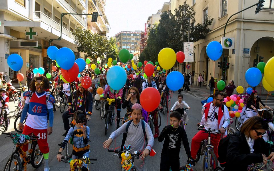 Cyclists take to Patra’s streets to celebrate Carnival