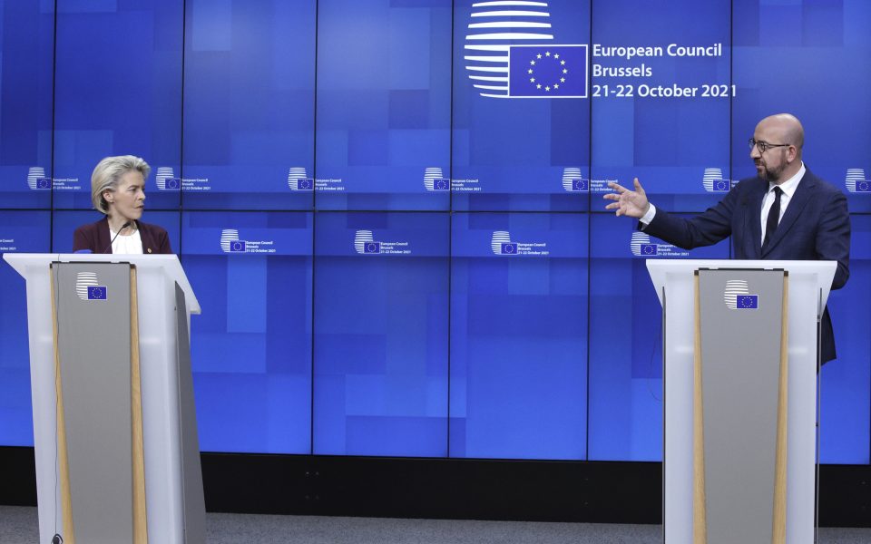 EU officials welcome end of Greece’s enhanced economic surveillance