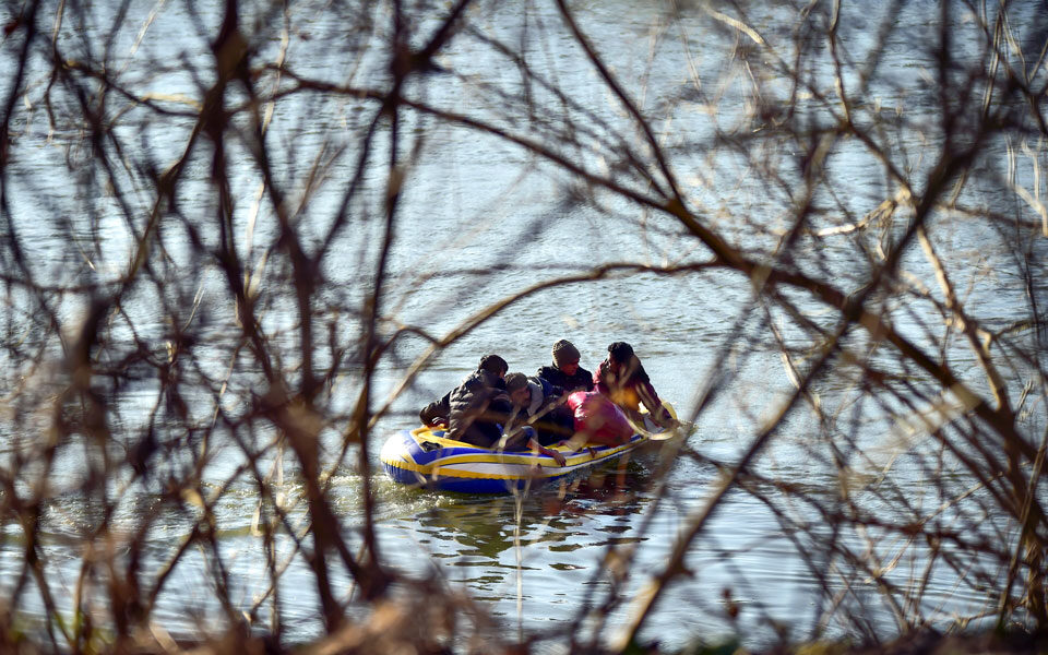 28 migrants trapped on Evros islet rescued
