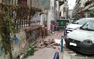 Collapsed wall kills man in Larissa