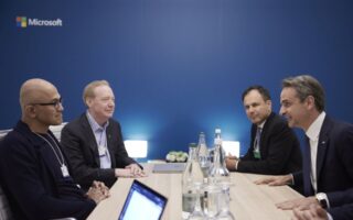 Mitsotakis meets with high-tech executives at Davos