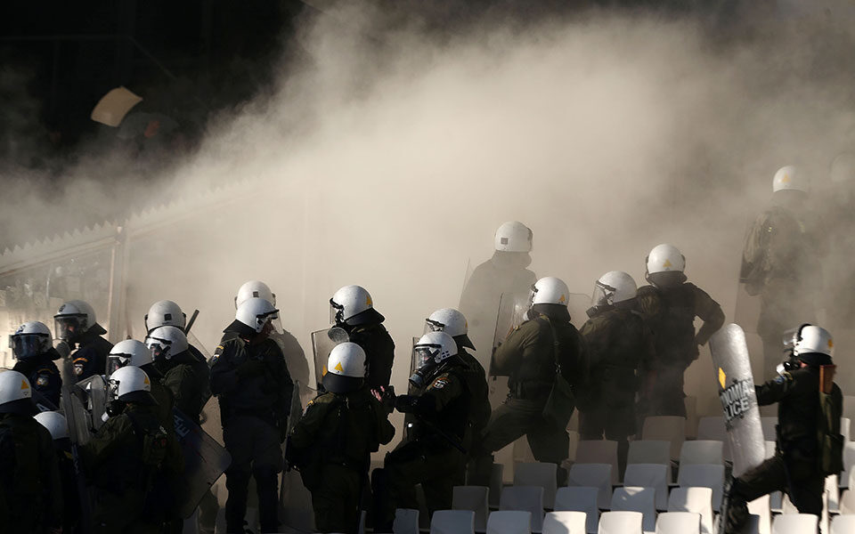 Police arrest 17 during Greek Cup Final