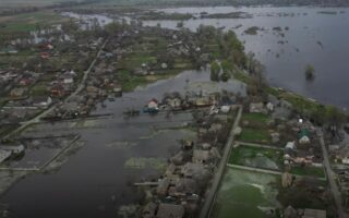 ukrainians-flood-village-of-demydiv-to-keep-russians-at-bay