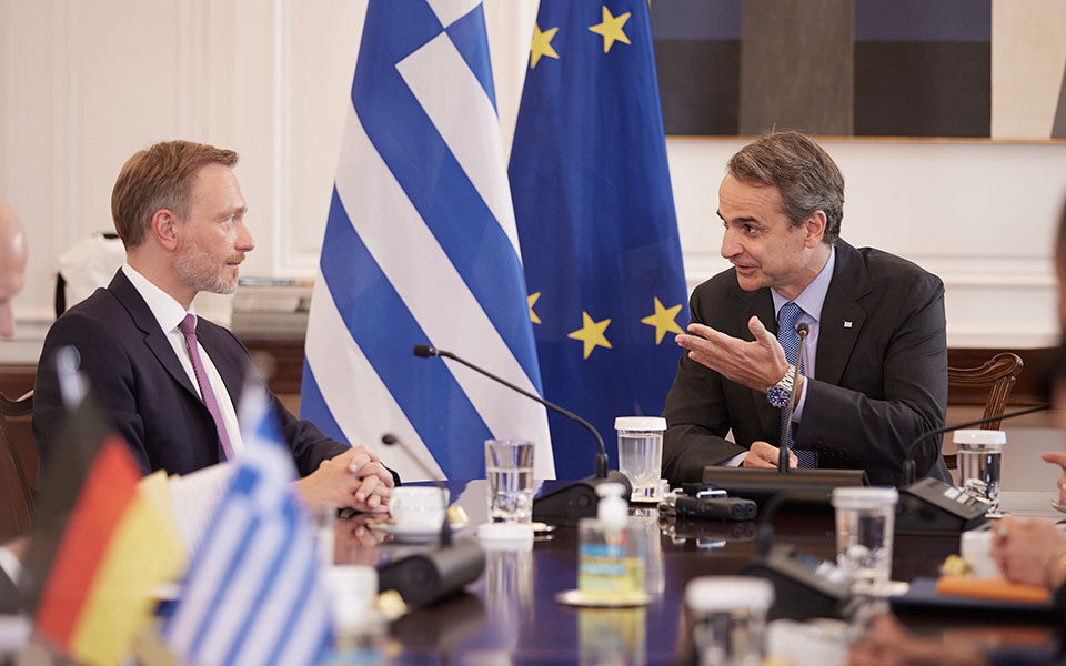 PM: Greece aims at returning to investment grade in 2023
