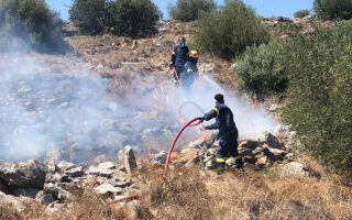 Fire breaks out in southern Athens suburb