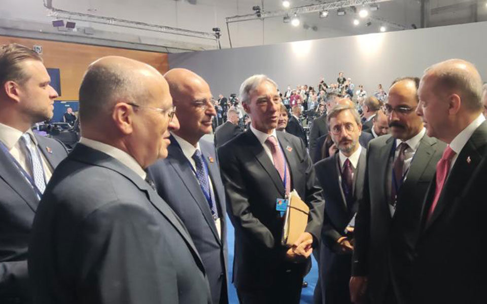 Dendias meets briefly with Erdogan, Cavusoglu at NATO
