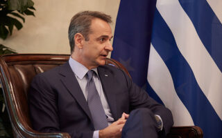 Mitsotakis, Johnson discuss Ukraine, NATO summit in call