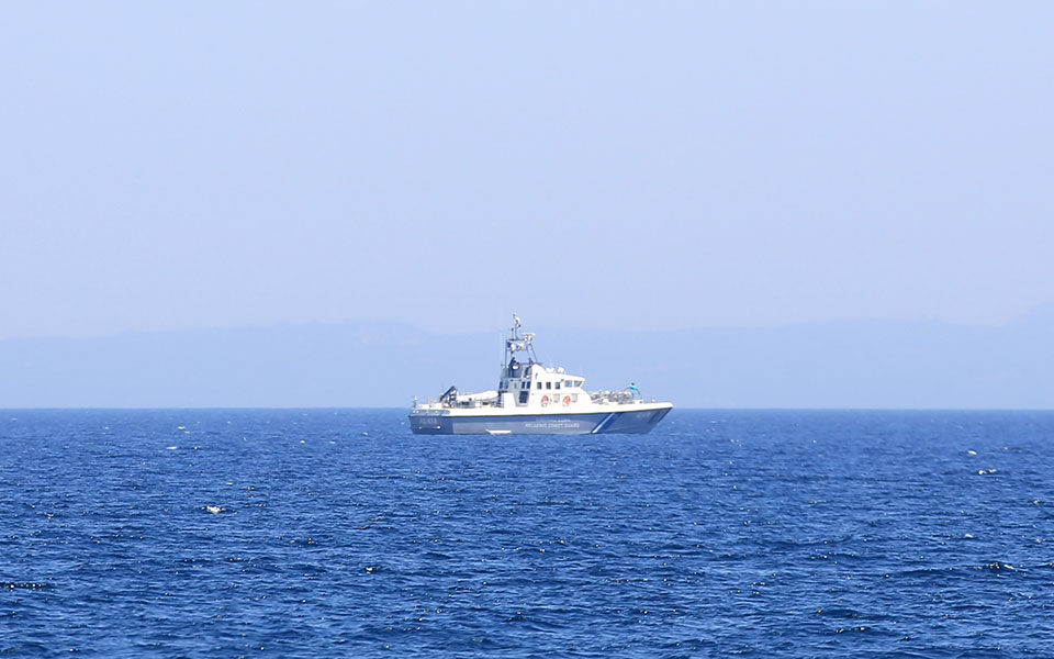 Migrant boat in western Greece issues distress signal