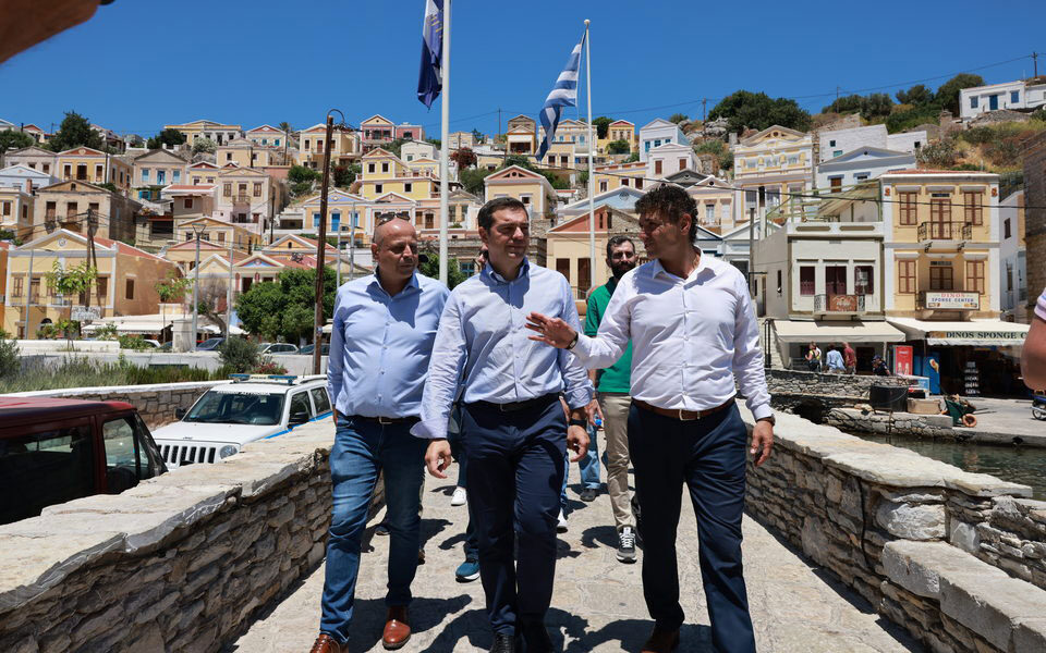 Tsipras criticizes gov’t on island tour