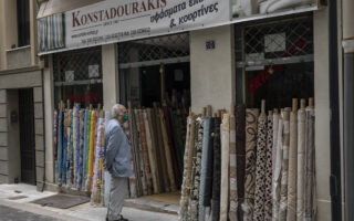 Greek retailers start summer sales