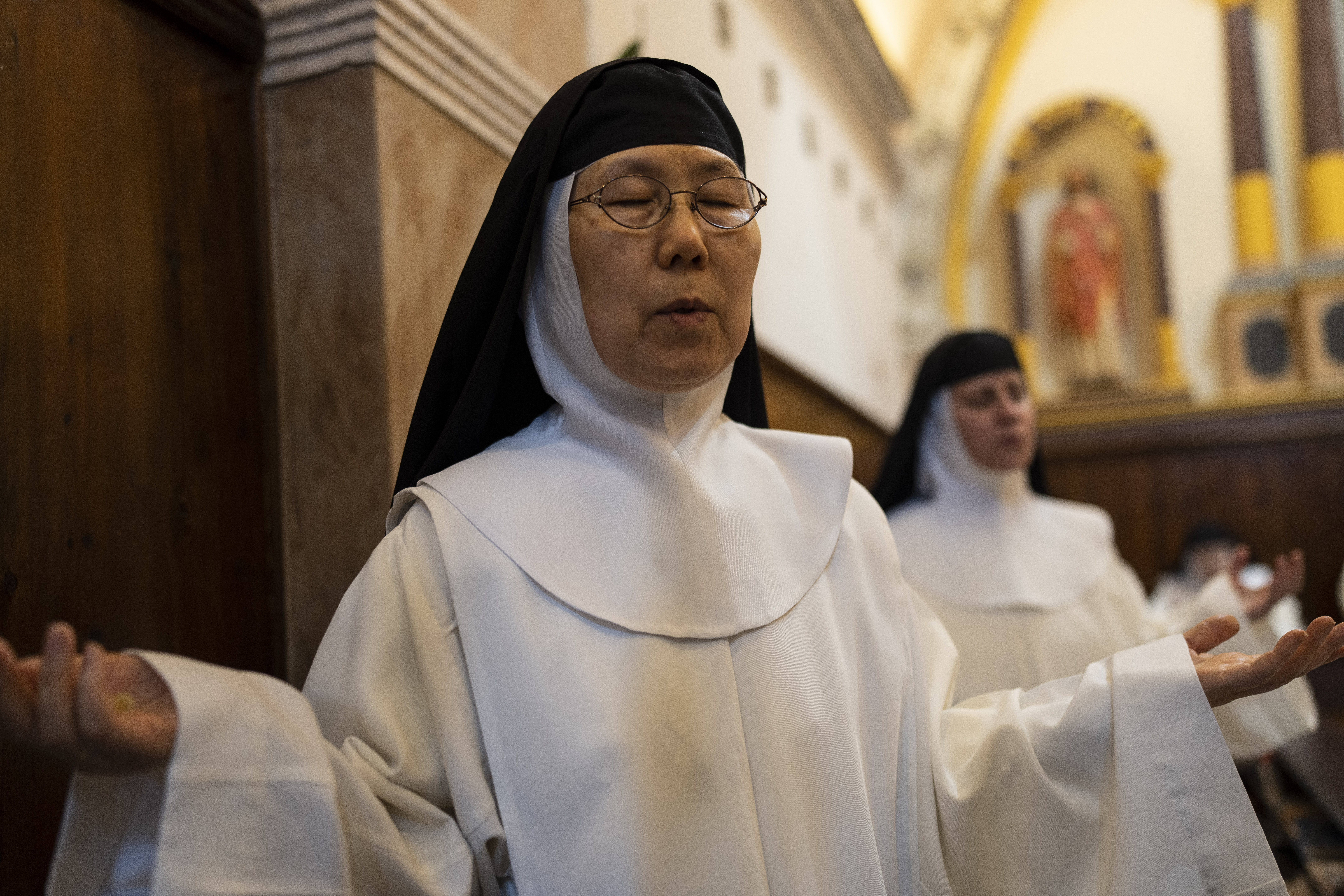 on-santorini-13-cloistered-nuns-pray-for-the-world1