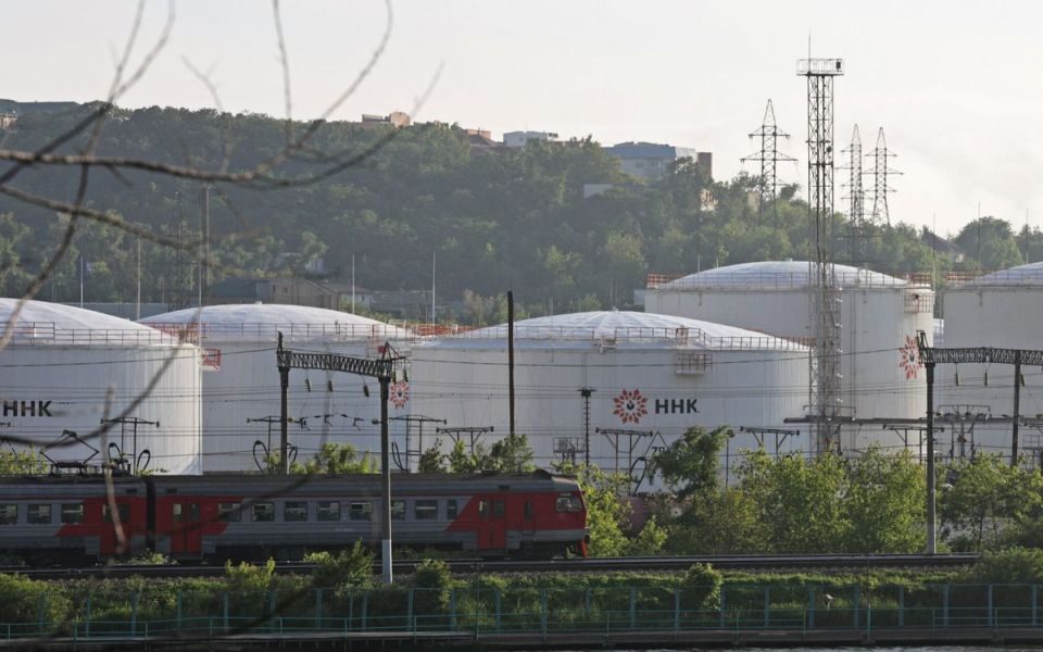 EU could ban some Russian fuel oil imports six months ahead of deadline